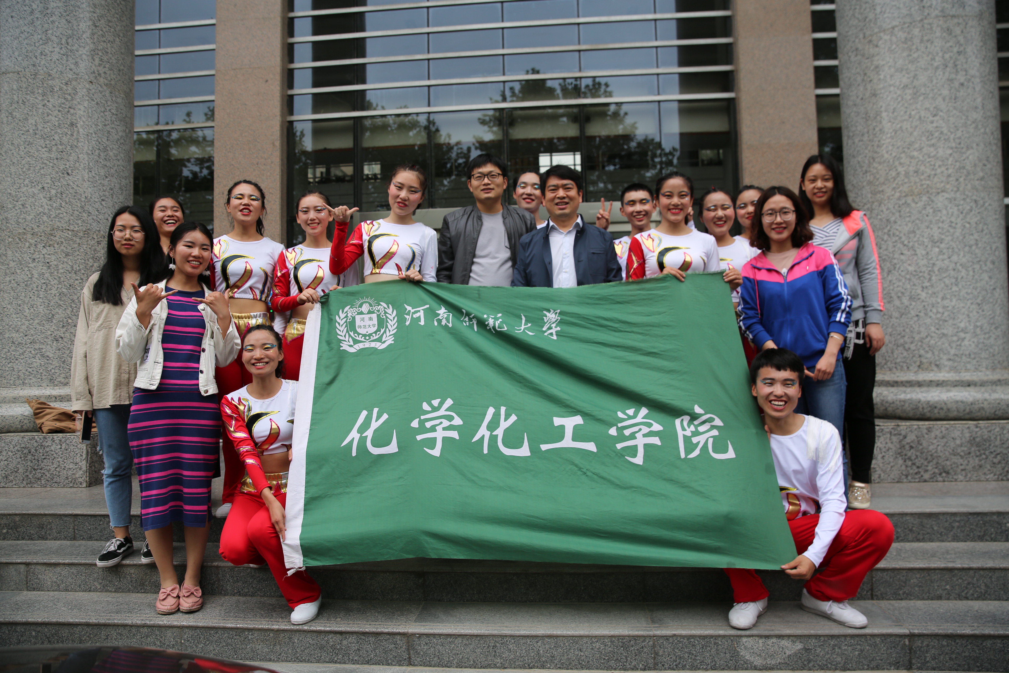 大学举行"舞动激扬青春,不负韶华时光"为主题的健美操大赛,化学化工