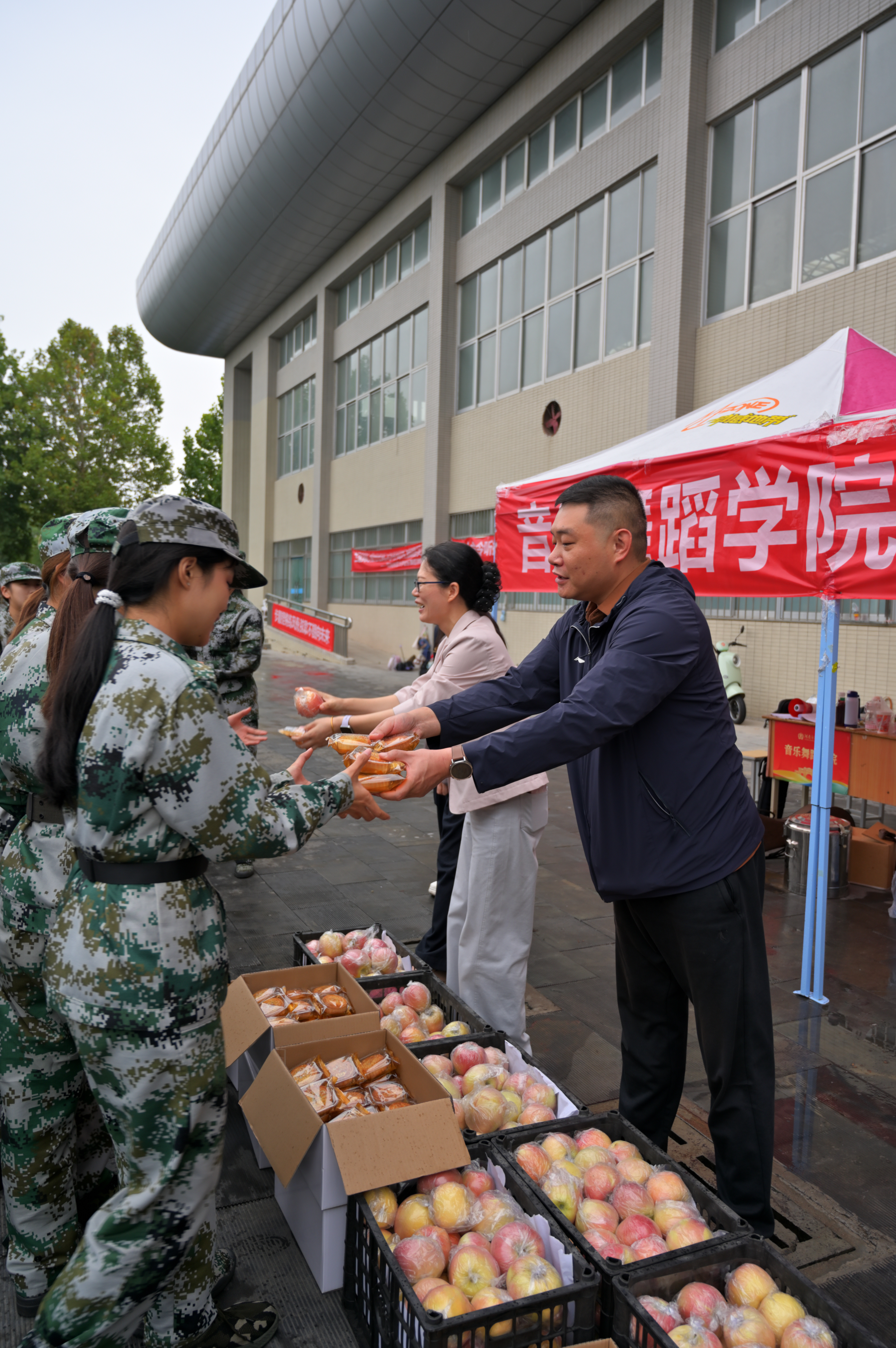 情暖中秋 心系新生——我院领导慰问军训新生并举行中秋联欢会