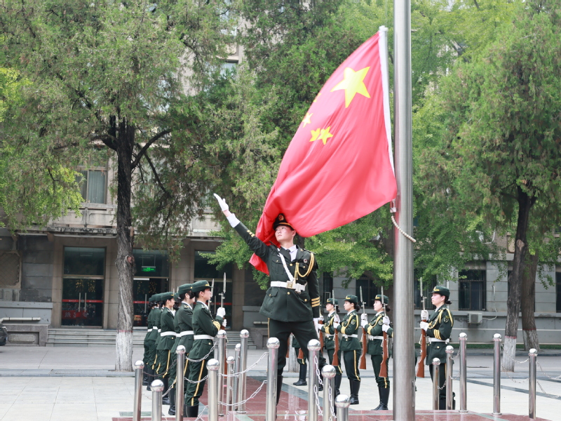 商学院举行升国旗仪式暨“研史知...