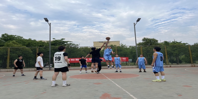 “球场相聚师生情 扬帆起航赴新...