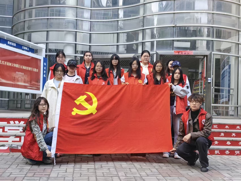 商学院开展校园环境整治志愿活动