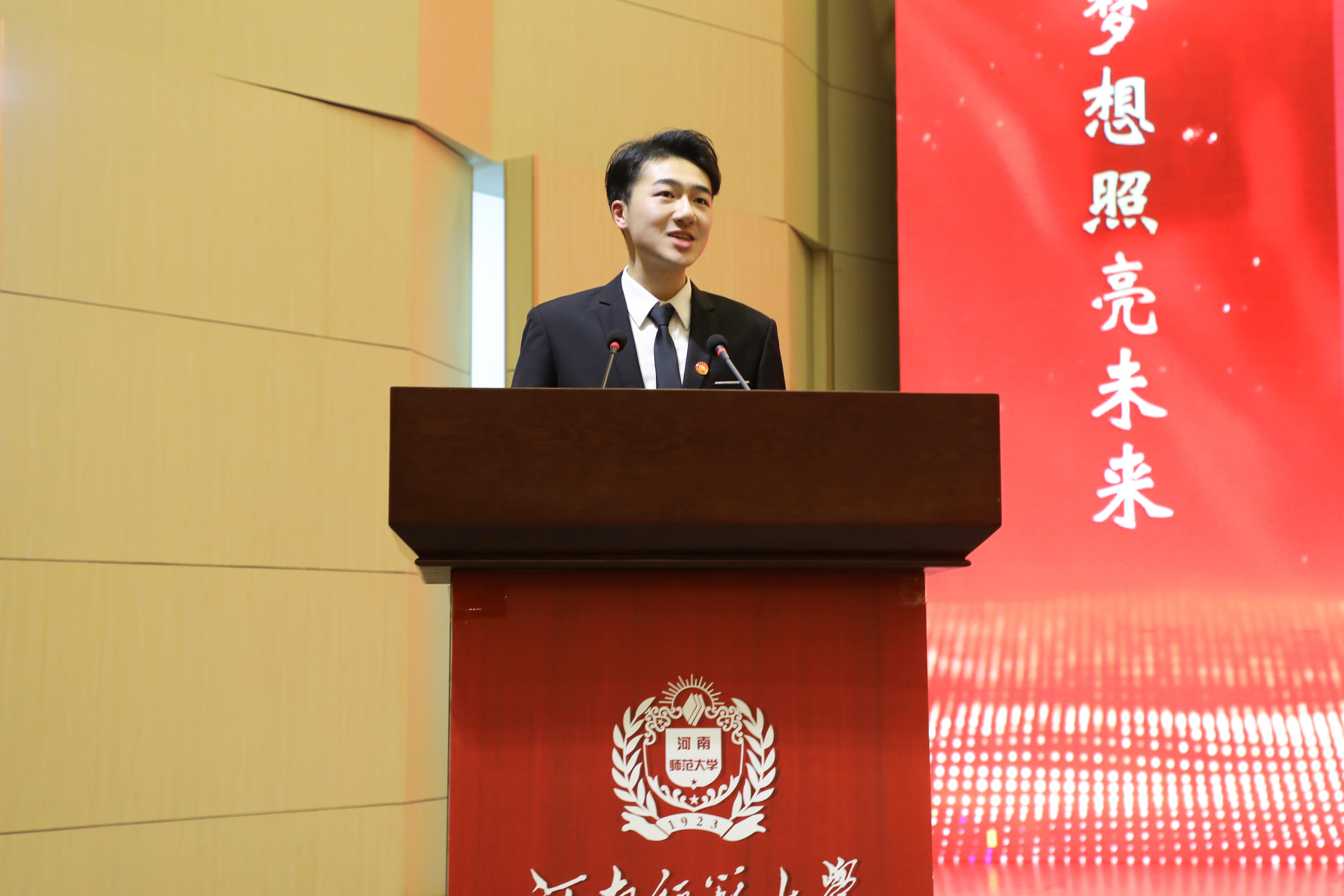 外国语学院学生张逸帆发言 外国语学院学生张逸帆发言