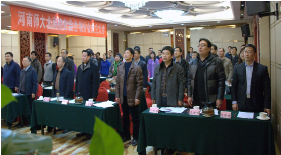 全体校友代表起立,凑唱校歌