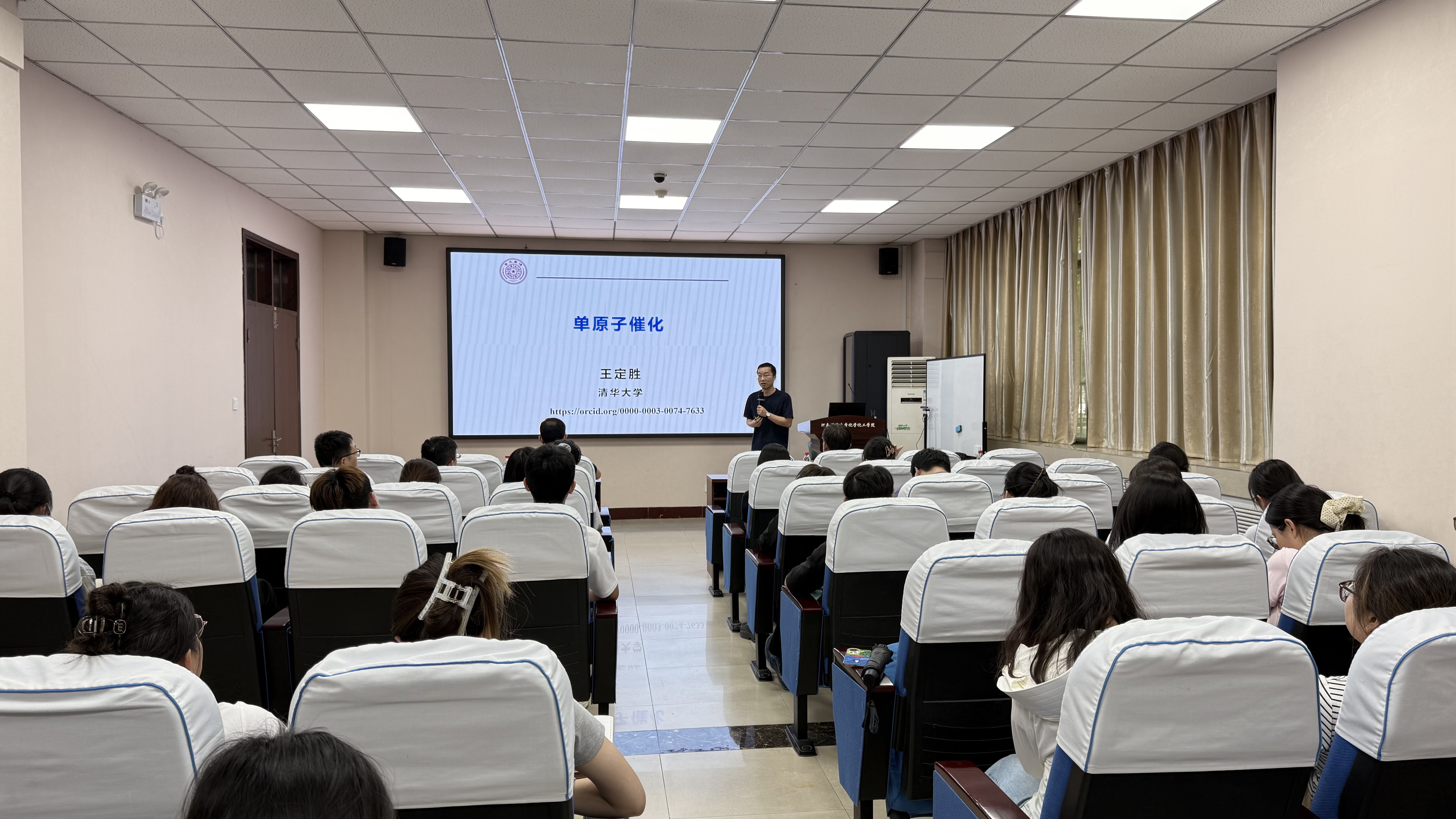 清华大学王定胜教授应邀来我院讲学