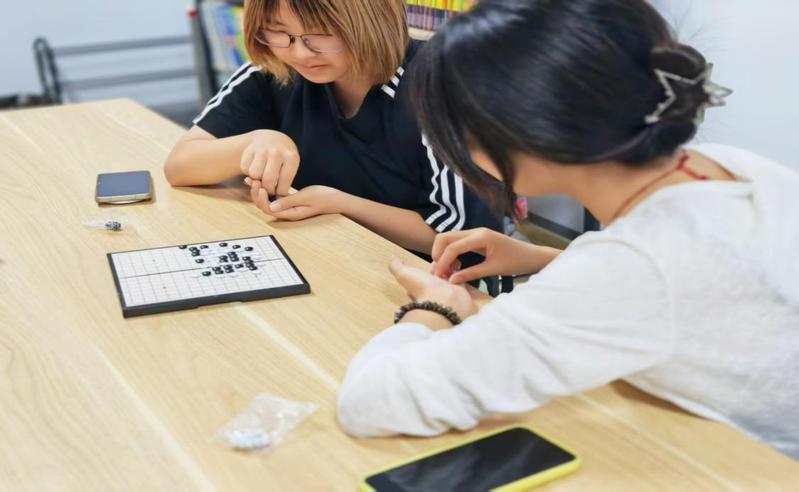 东十三“一站式”学生社区开展五子棋交...