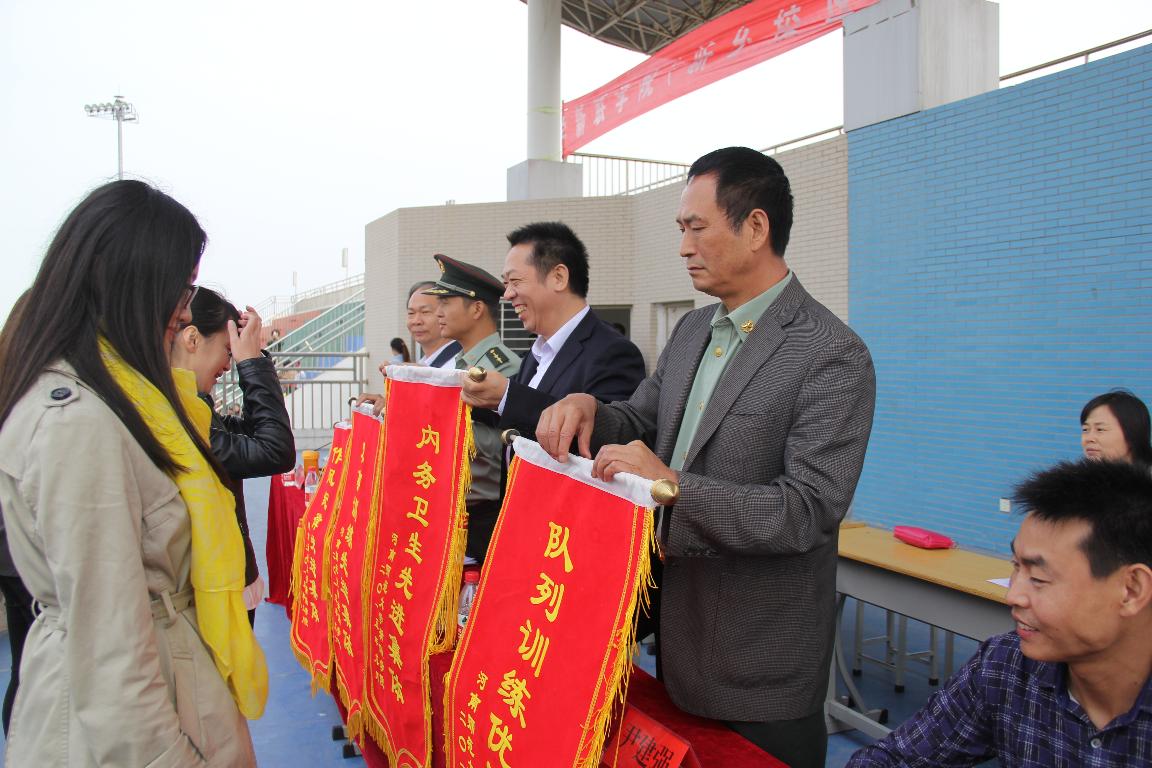 为获得先进的集体和个人颁发锦旗