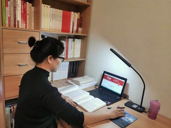 原亚娜老师一丝不苟面对摄像头就是面对学生