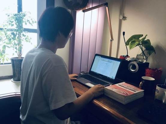 王倩老师虽然在家，学习一刻也没有停。