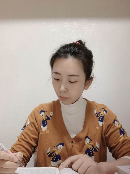 认真备课的李偲玮老师