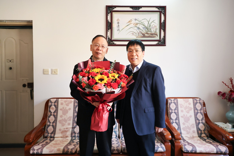 学校党政领导看望慰问离退休老同...