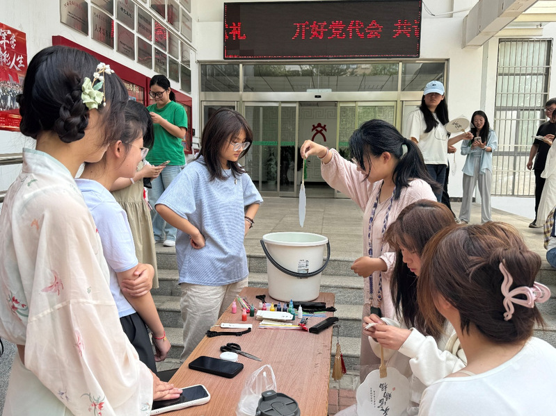 文学院华夏未央汉服社举办“漆一...