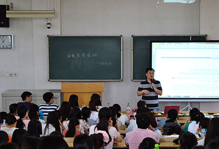 政治与公共管理学院举办论文讲座...