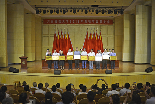 校领导为获奖教师颁奖