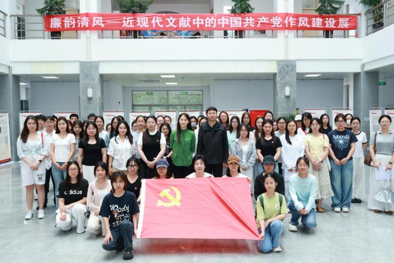 马克思主义学院组织师生党员参观...