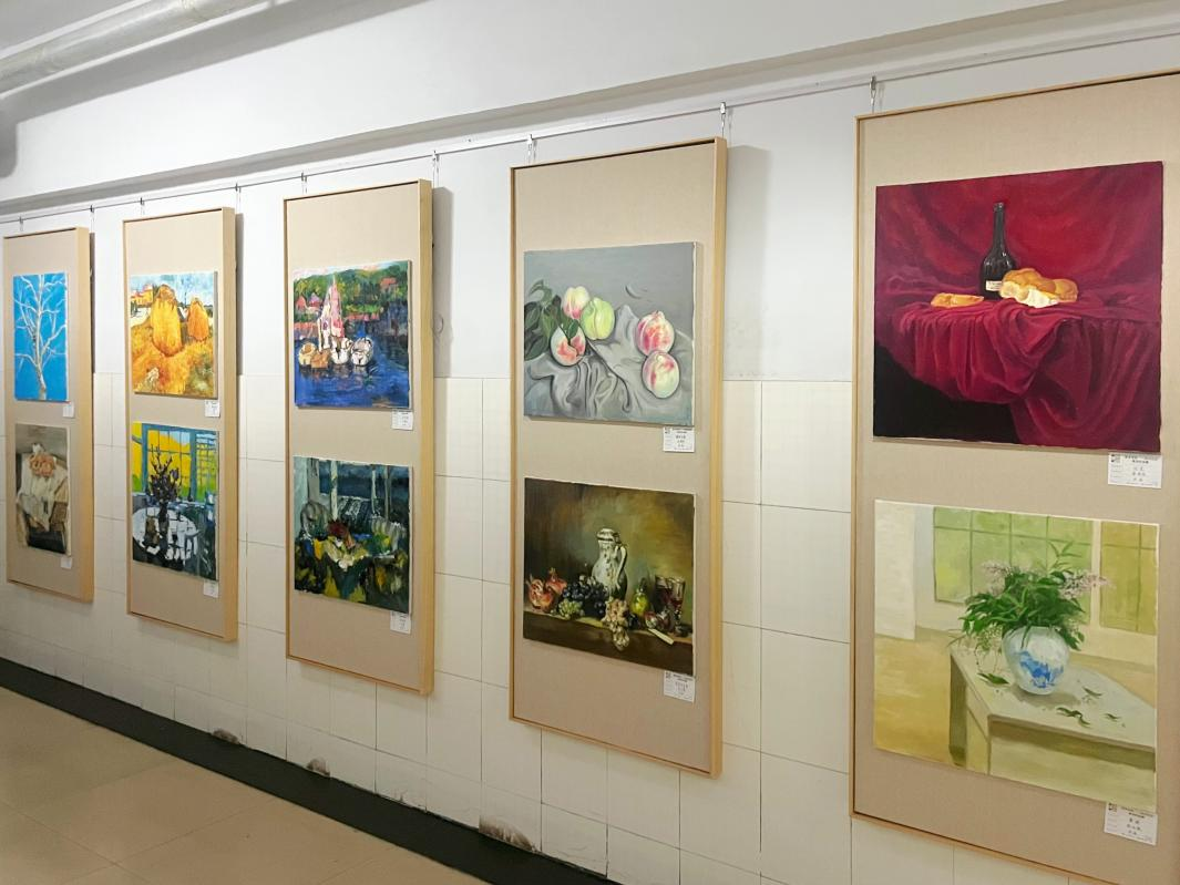 美术学院开展一站式学生社区画展活动