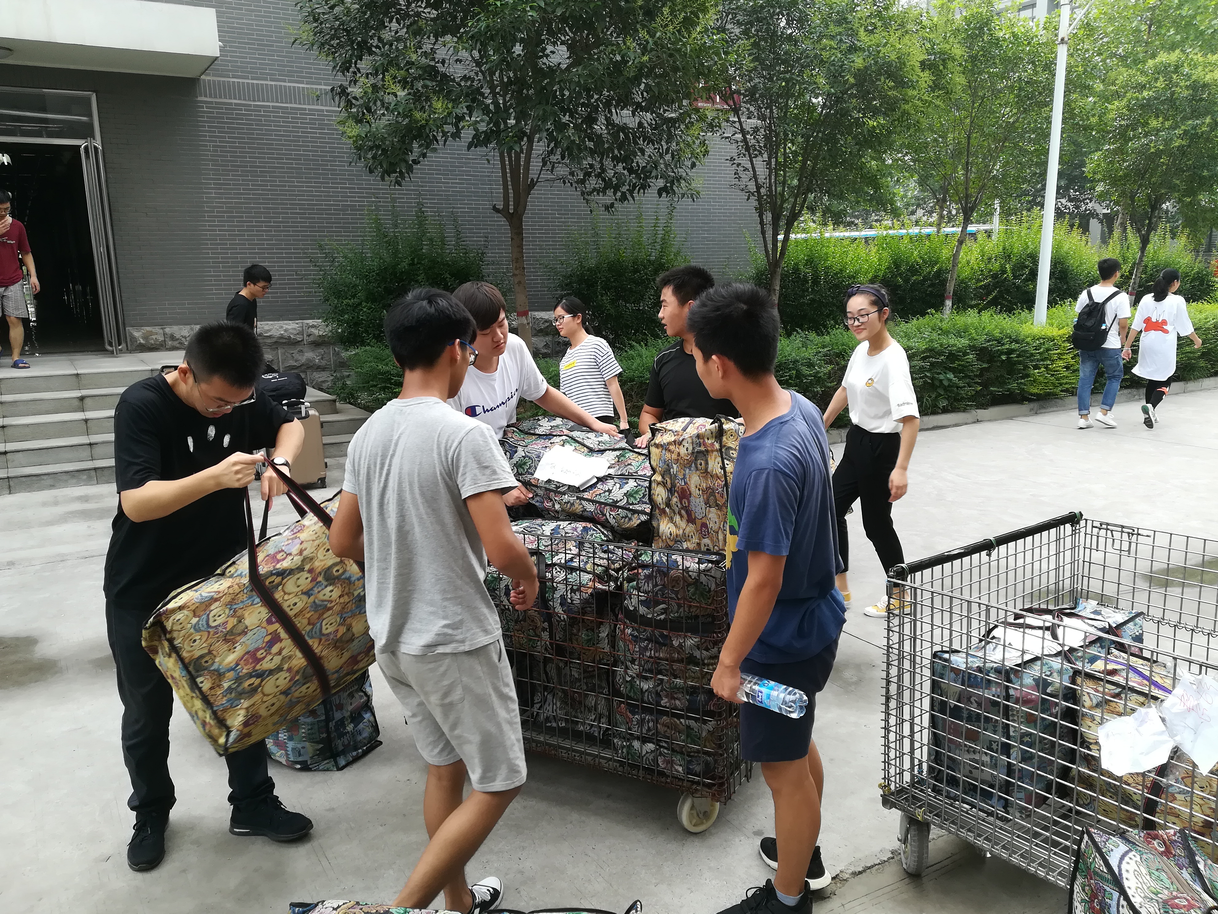 最后一辆搬家客车抵达小店校区,新联学院2015级学生搬迁工作顺利结束