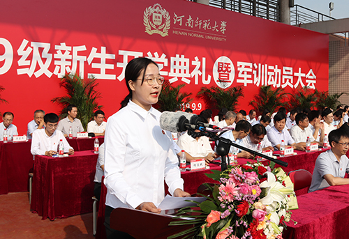 在校生代表张洁宜发言