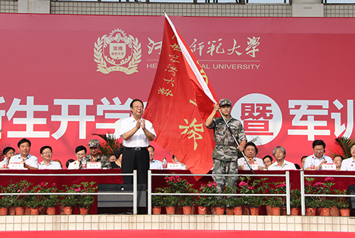 校党委书记赵国祥向军训旅授旗