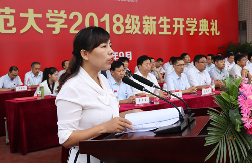 教师代表周芳发言