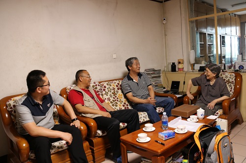 日前,图书馆馆长苏全有一行赴北京与教授李秋媛洽谈图书捐赠事宜.