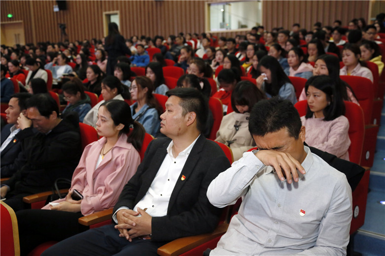 现场观众潸然泪下.jpg