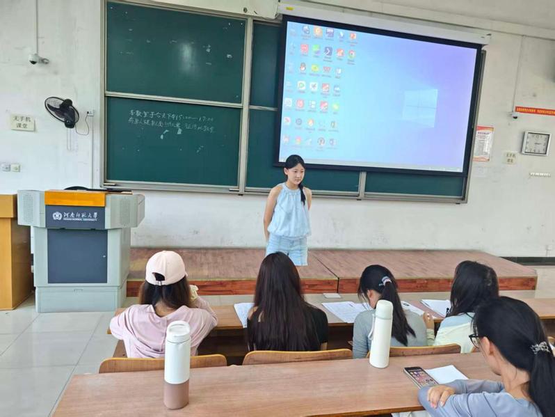 商学院举办“竞聘新舞台，逐梦创风采”...