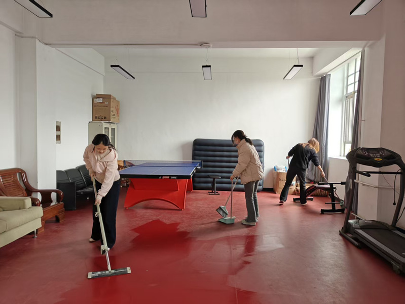 商学院开展“志愿先行，洁净商院”志愿清扫活动