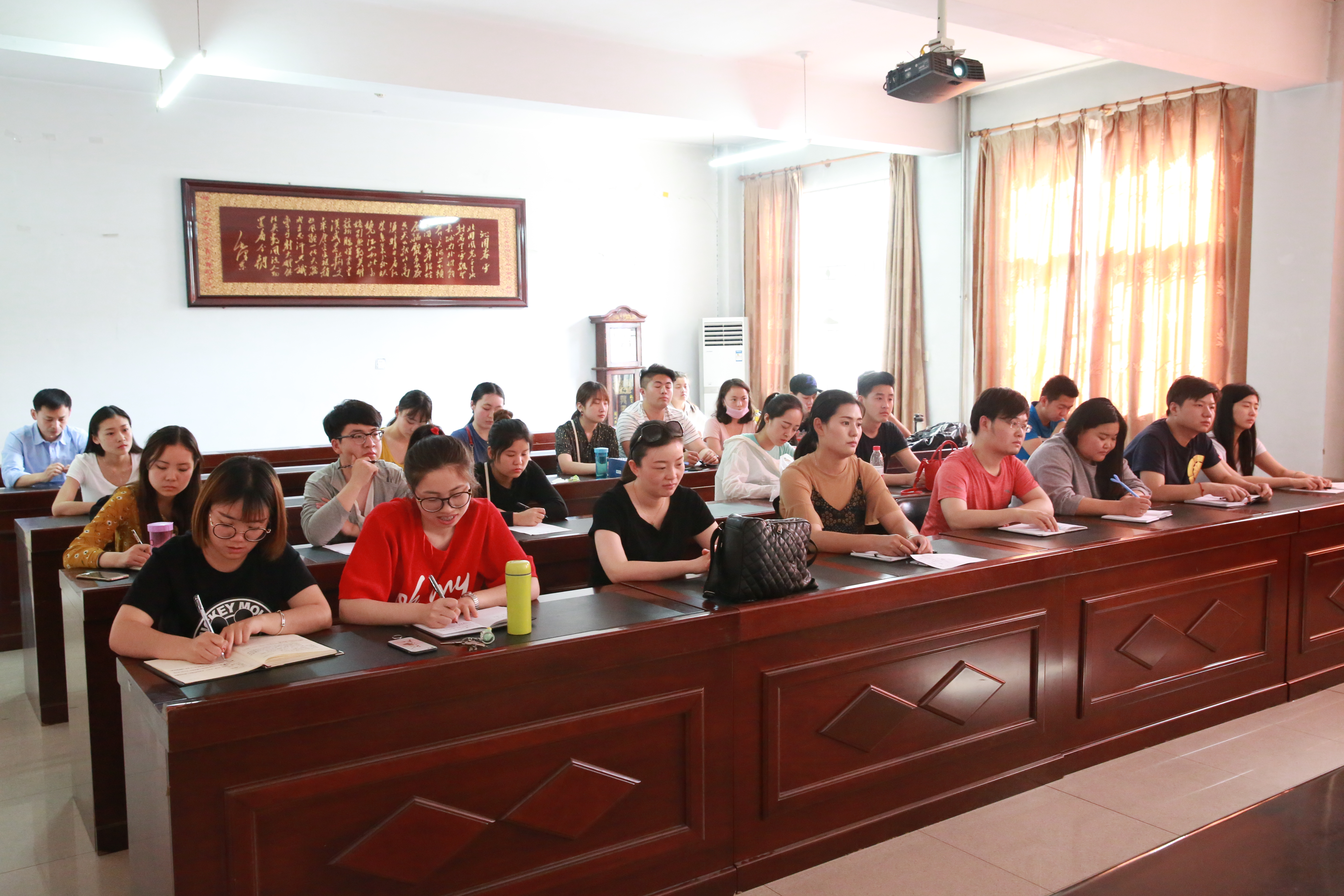 音乐舞蹈学院召开"讲忠诚,守纪律,做标杆"专题学习会议