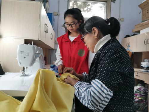 化学化工学院举办免费缝衣传递温情活动
