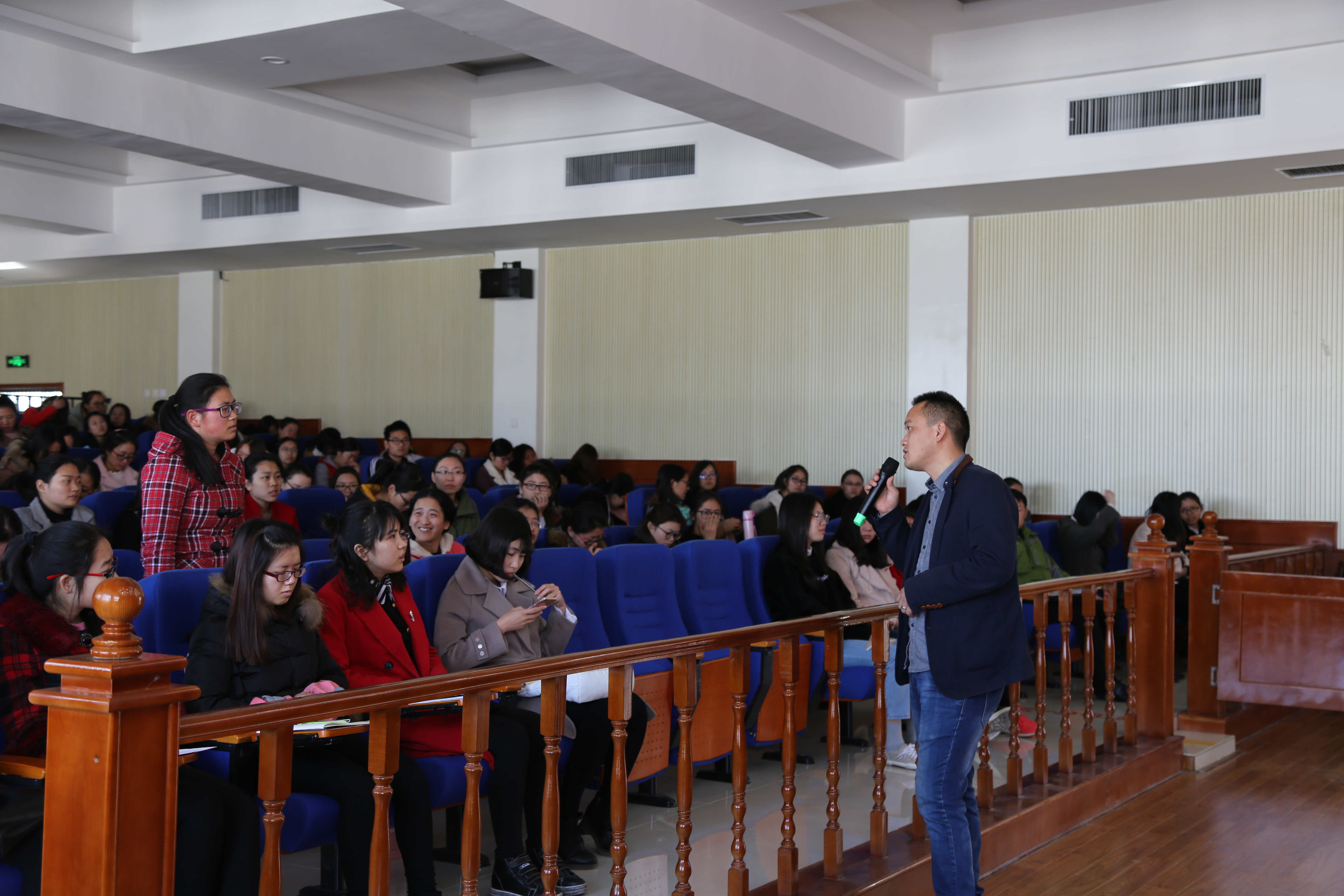 举办了《读秀学术搜索与超星移动图书馆等数据库的利用》专题培训讲