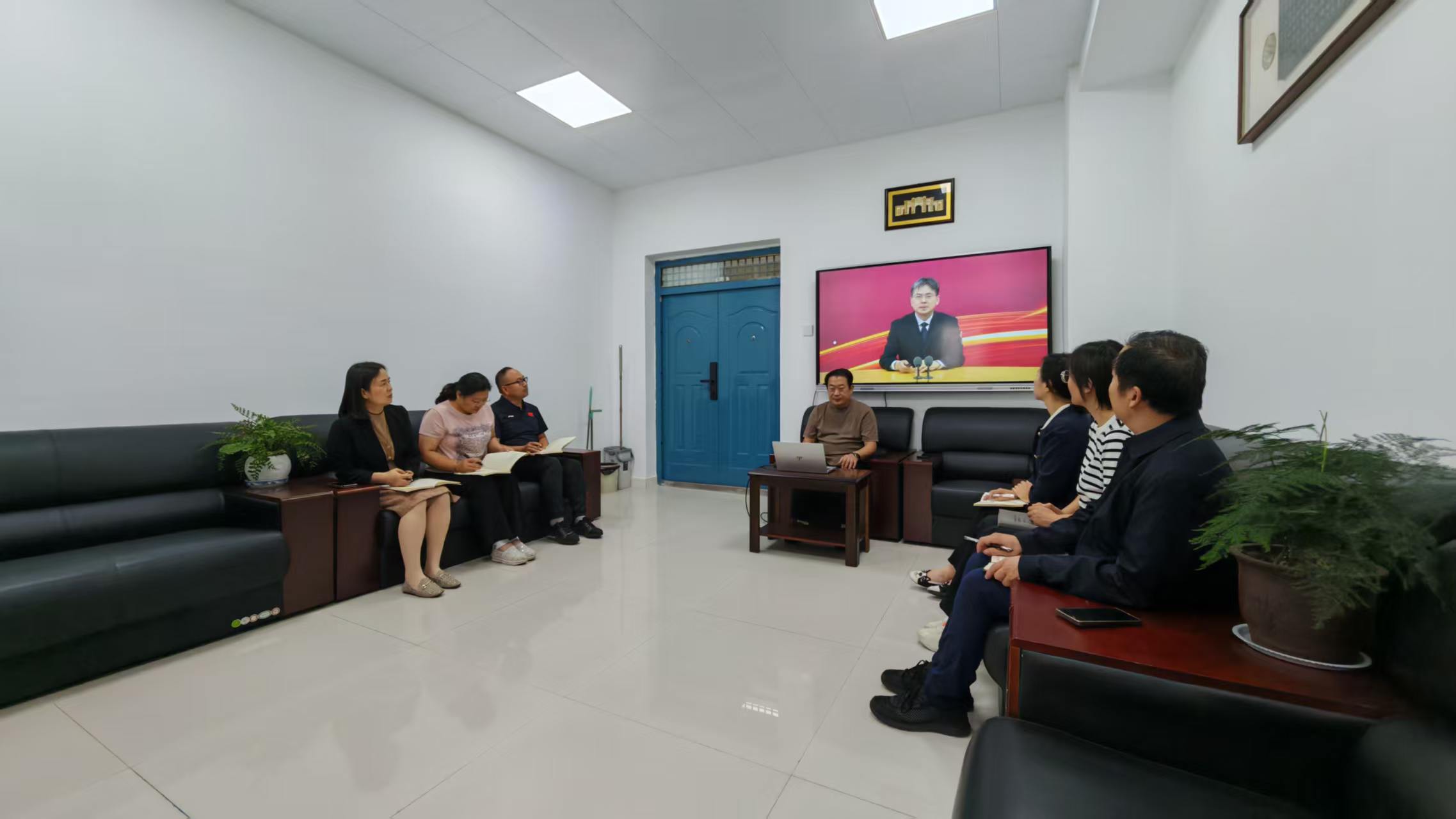学深悟透强党性 实干笃行担使命 ——校友与基金党支部开展党性教育专题学习