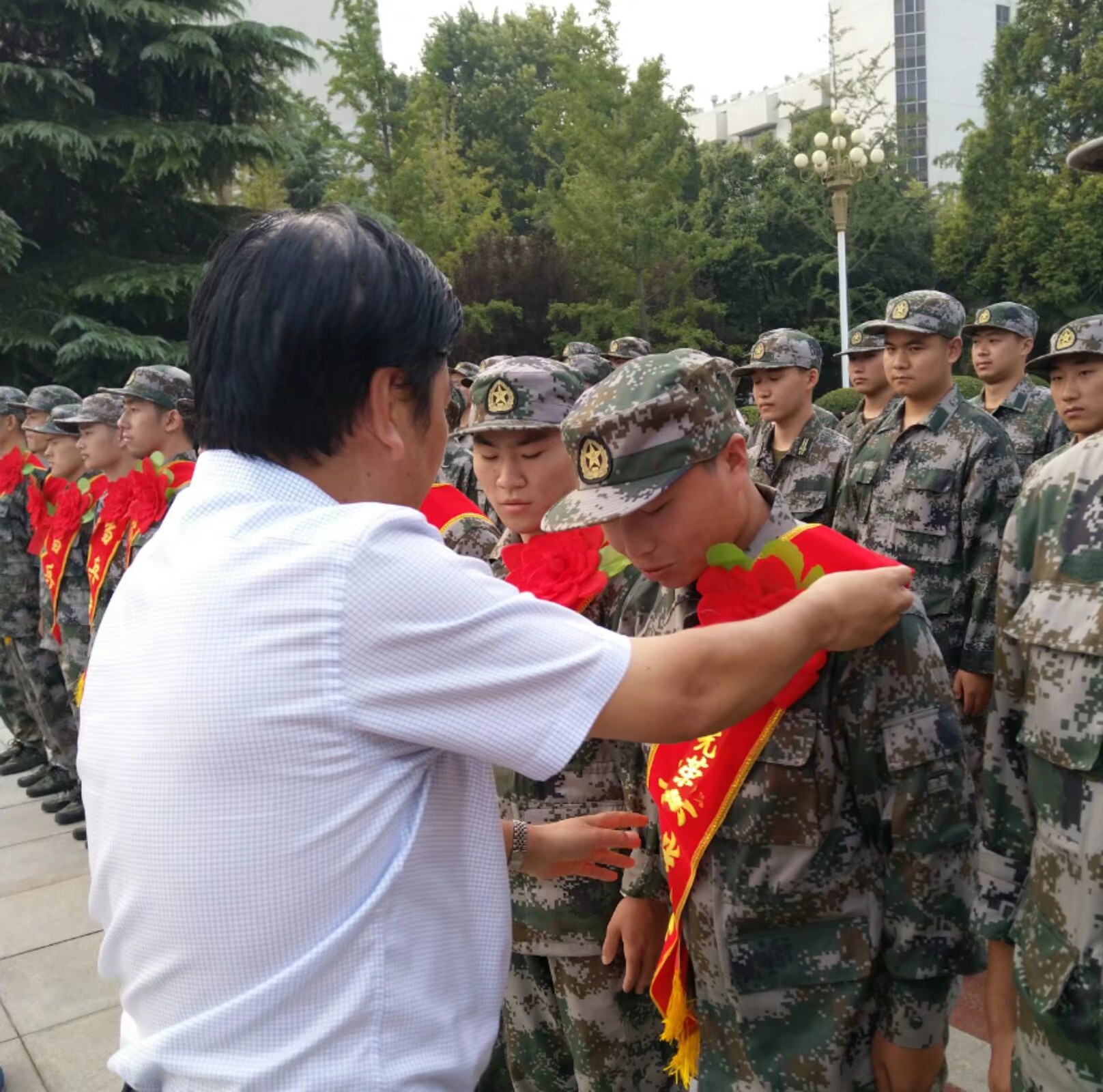 最可爱的人，一路顺风！德州今年1400名新兵参军入伍 首批新兵奔赴军营_德州24小时