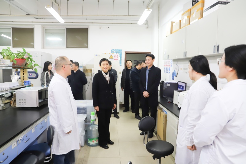 校领导走访慰问春节期间坚守岗位...