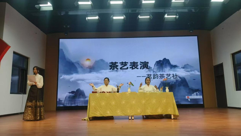 文学院举办“仲夏汇演”综合艺术...