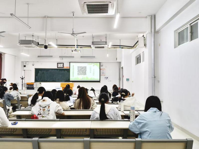 商学院举办“以绿为笺，书写地球”知识...