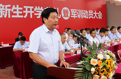 党委副书记陈广文宣读《河南师范大学“优秀新生奖学金”表彰决定》