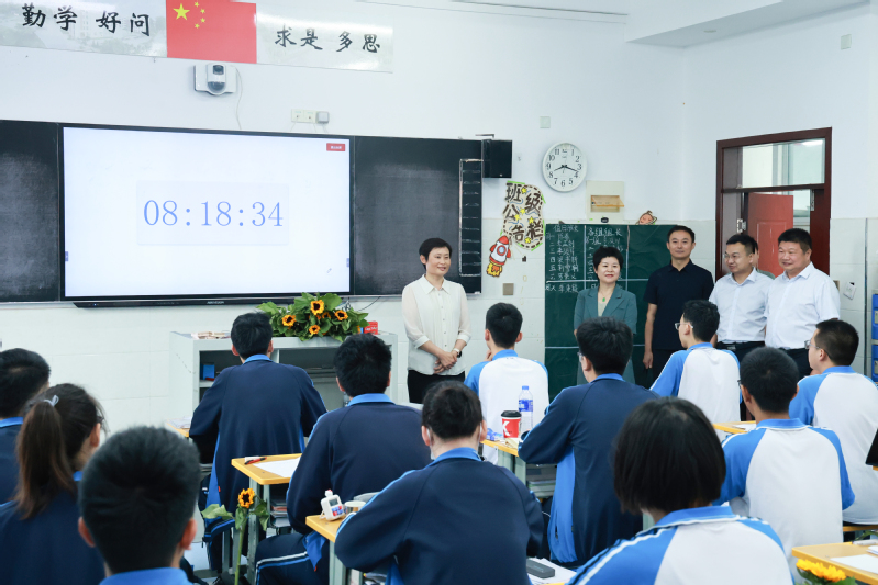 冯淑霞一行到附属中学调研指导工...